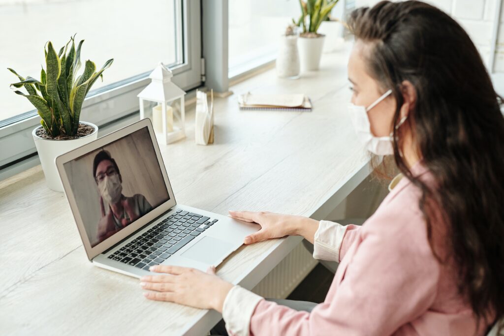 Mezzo busto di ragazza che videochatta al pc
