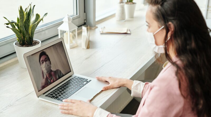 Mezzo busto di ragazza che videochatta al pc