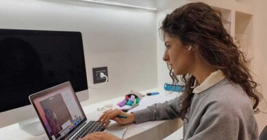 Studente LUMSA, Mezzo busto di ragazza che studia al PC