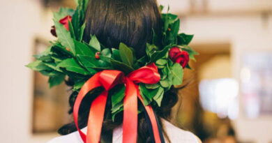 Ragazza di spalle con corona d'alloro