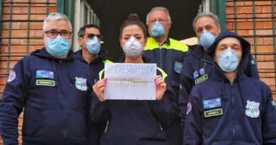 Foto di gruppo di alcuni volontari della protezione Civile Italiana