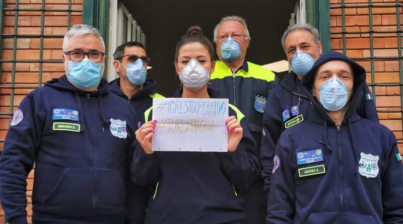 Foto di gruppo di alcuni volontari della protezione Civile Italiana