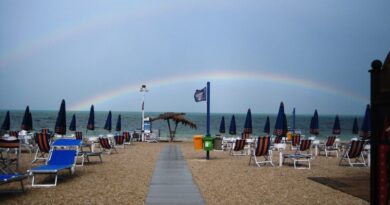 stabilimento balneare con arcobaleno sullo sfondo