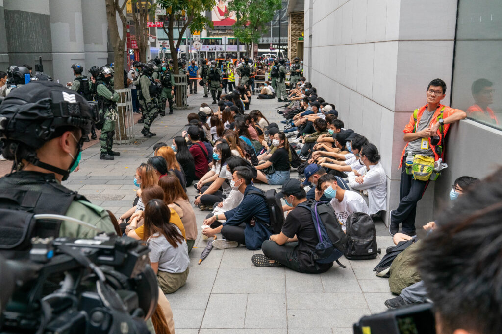 Studenti messi in stato di fermo dalla polizia di Hong Kong
