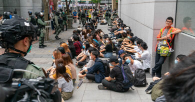 Studenti messi in stato di fermo dalla polizia di Hong Kong