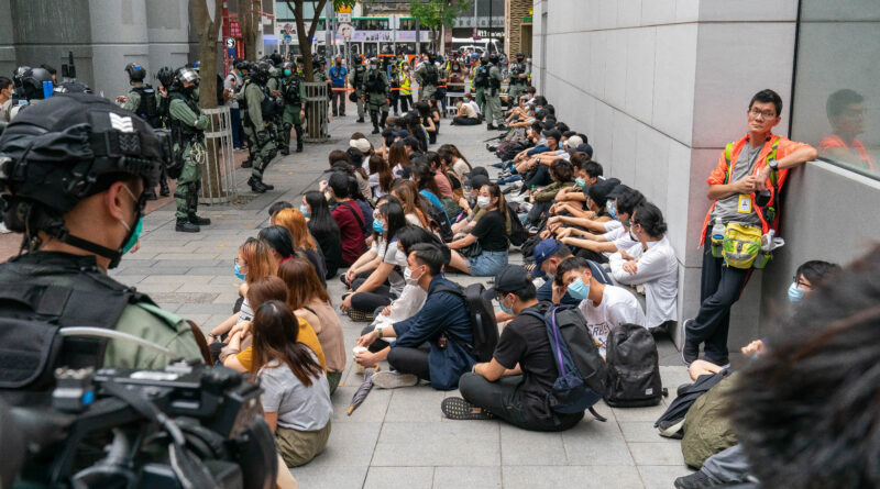 Studenti messi in stato di fermo dalla polizia di Hong Kong