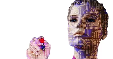 Robot donna, su sfondo bianco che scrive