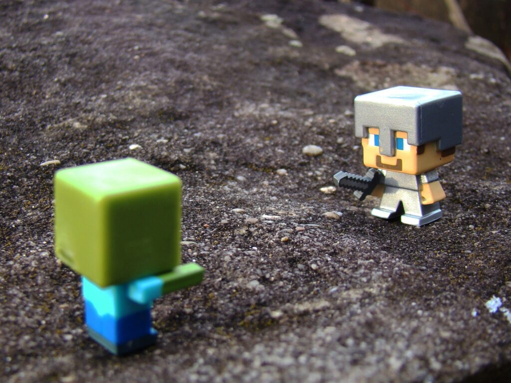 Action figures di Steve e zombie sono in piedi sulla terra