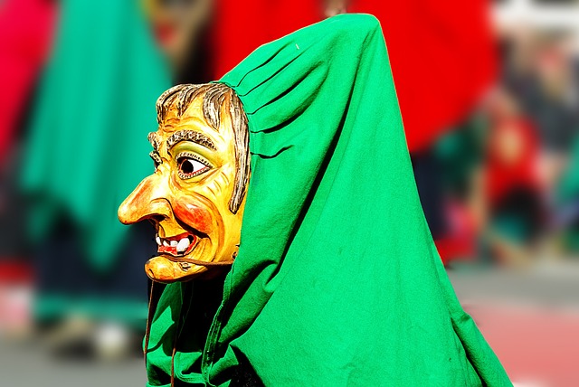 Costume di Carnevale con maschera